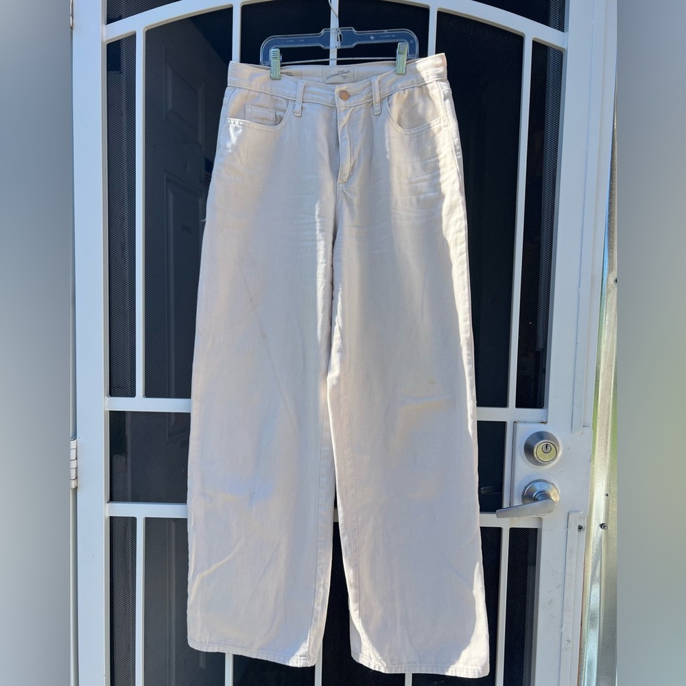 Universal threads wide leg high waist size 6, regular cream colored jeans